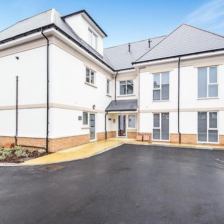 Magna House Apartment Egham Bagian luar foto