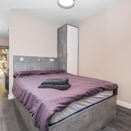 Magna House Apartment Egham Bagian luar foto