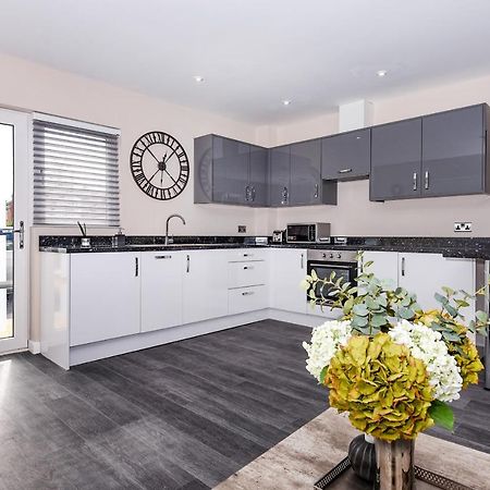 Magna House Apartment Egham Bagian luar foto