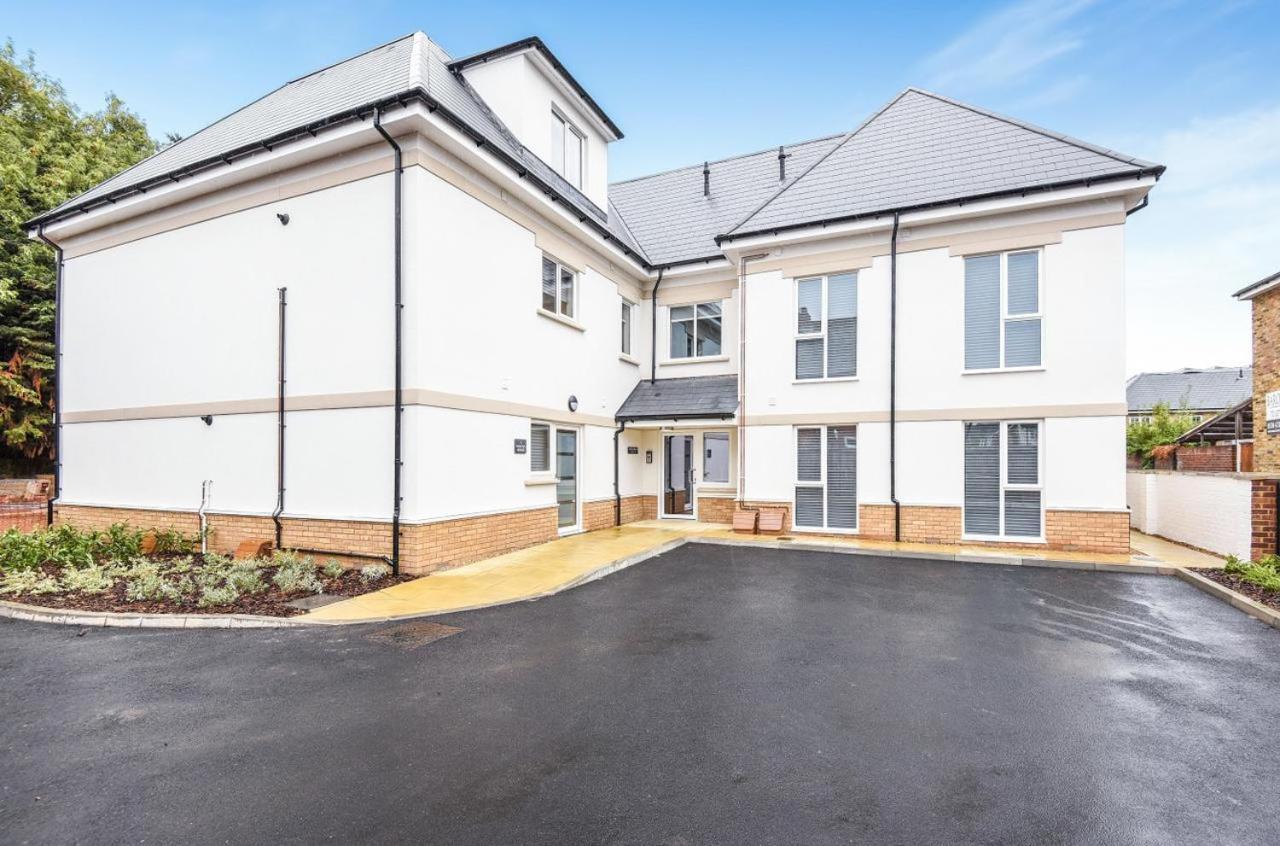 Magna House Apartment Egham Bagian luar foto
