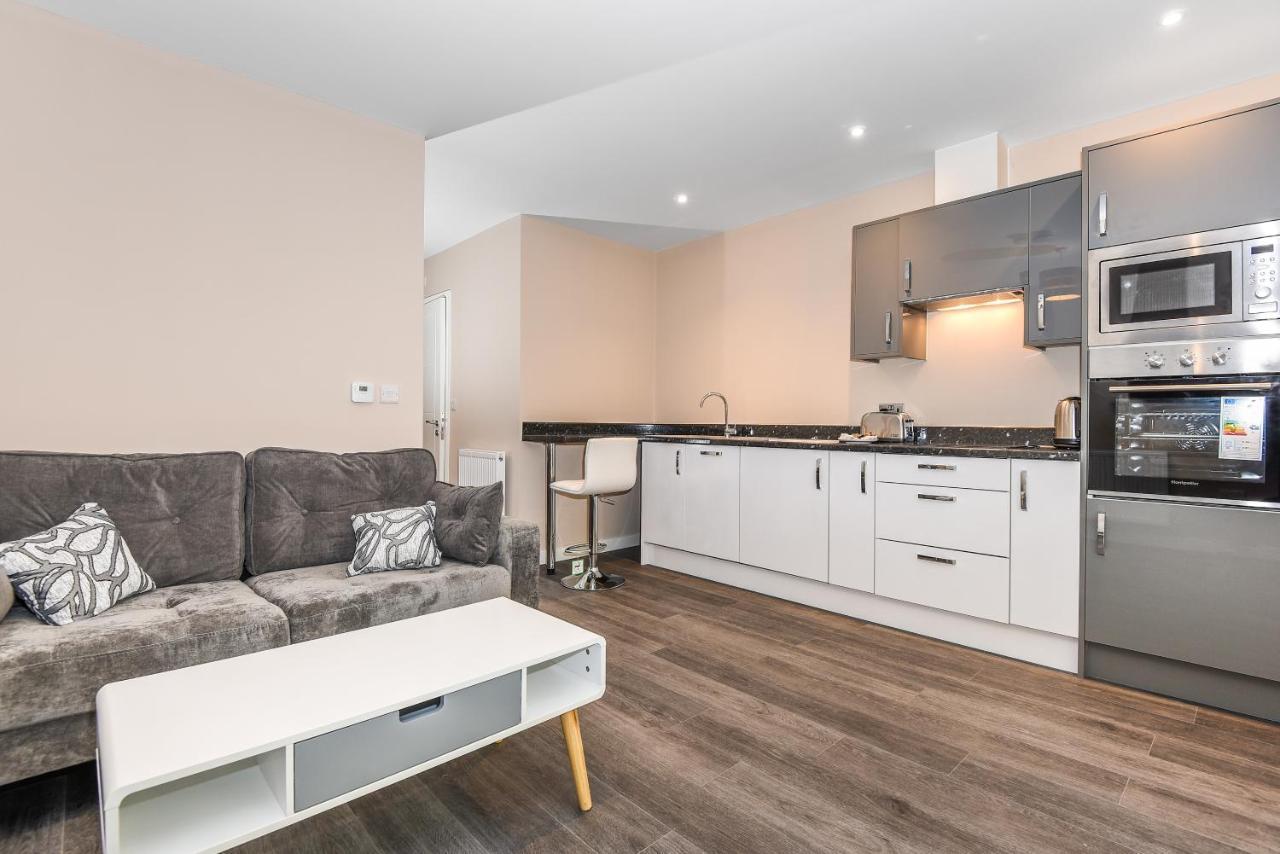 Magna House Apartment Egham Bagian luar foto