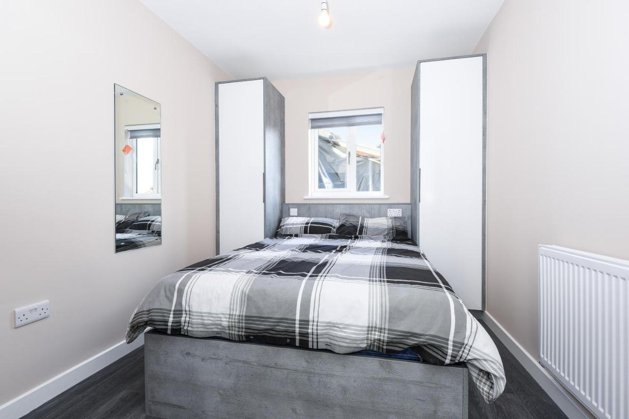 Magna House Apartment Egham Bagian luar foto