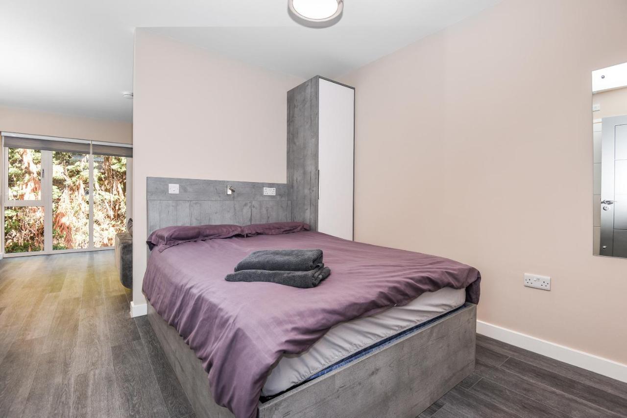 Magna House Apartment Egham Bagian luar foto