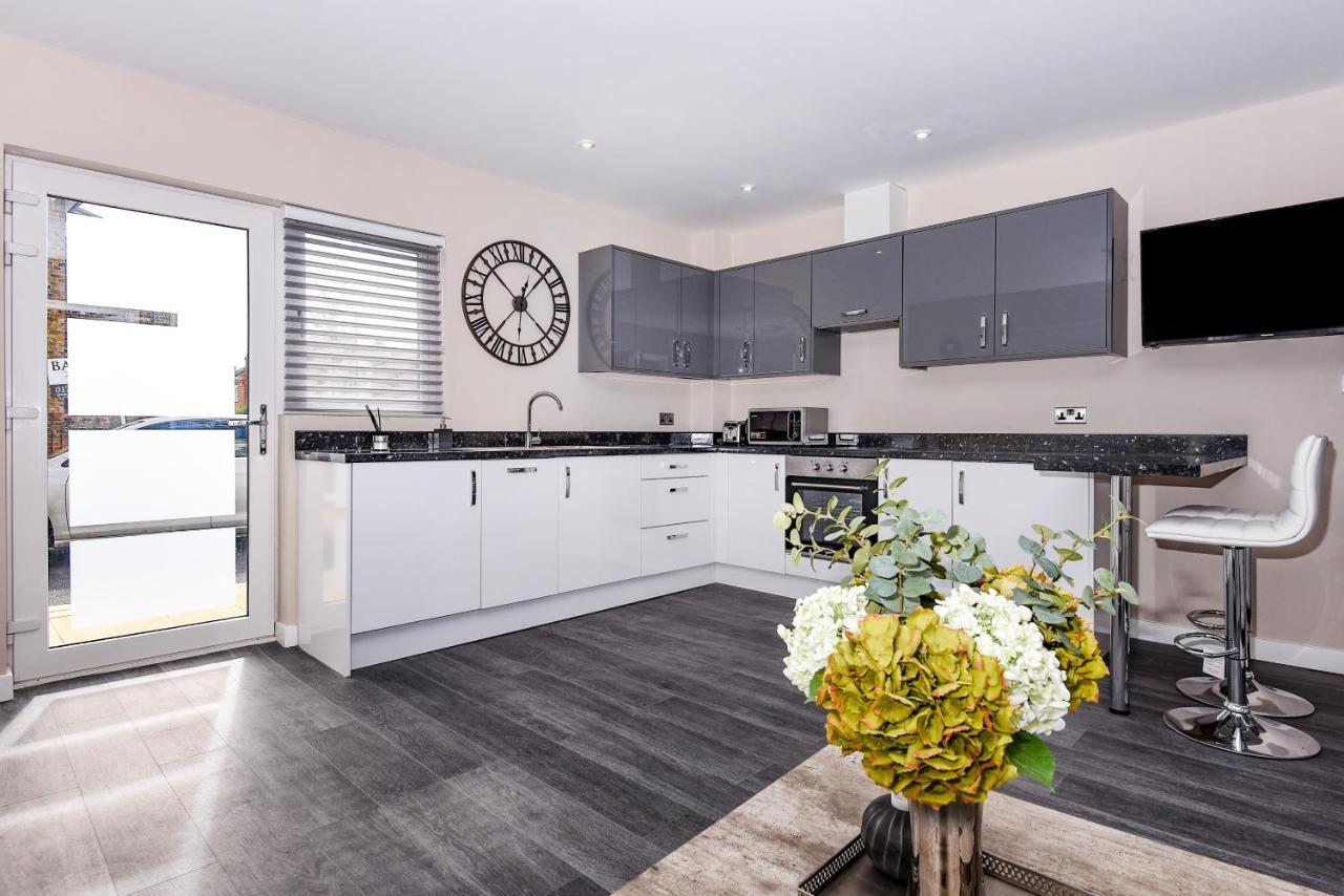 Magna House Apartment Egham Bagian luar foto