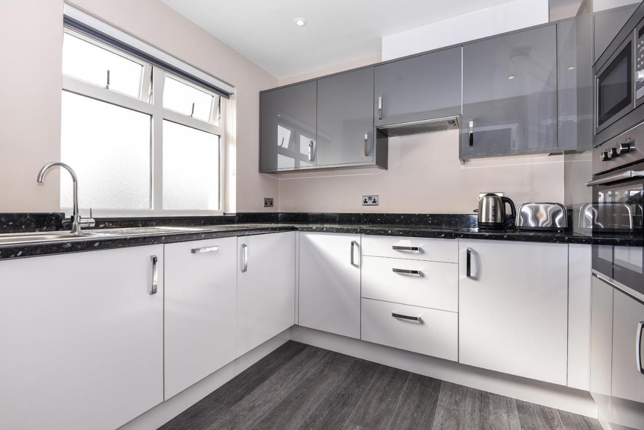 Magna House Apartment Egham Bagian luar foto