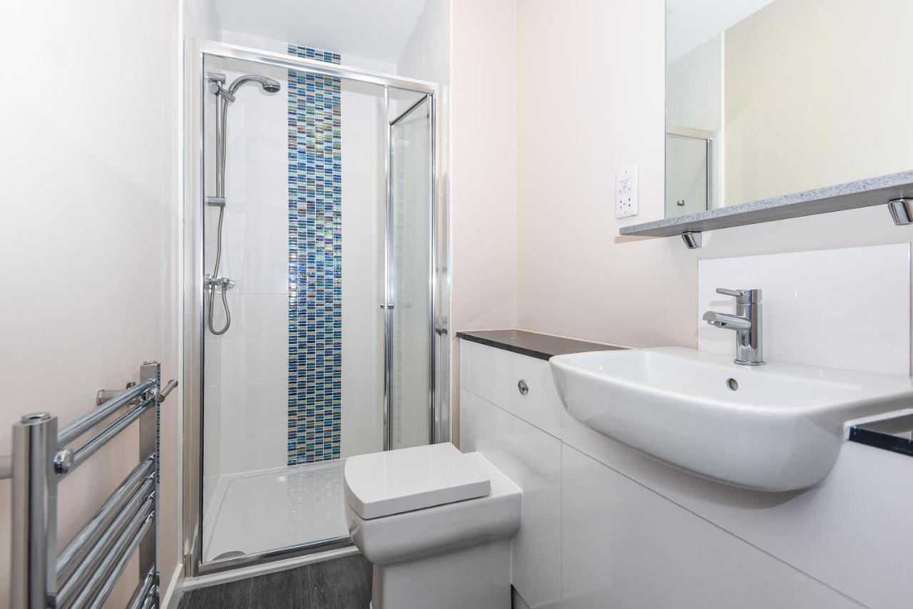 Magna House Apartment Egham Bagian luar foto