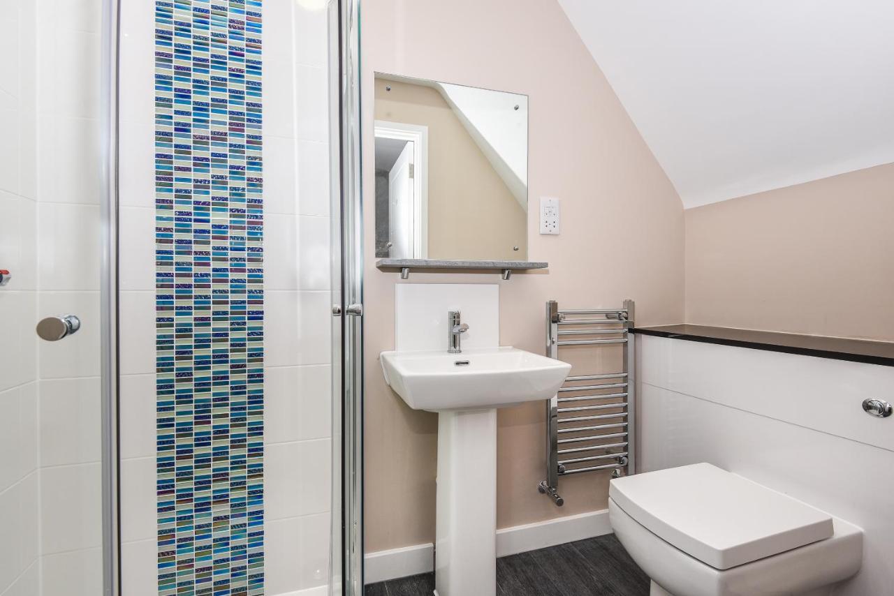 Magna House Apartment Egham Bagian luar foto